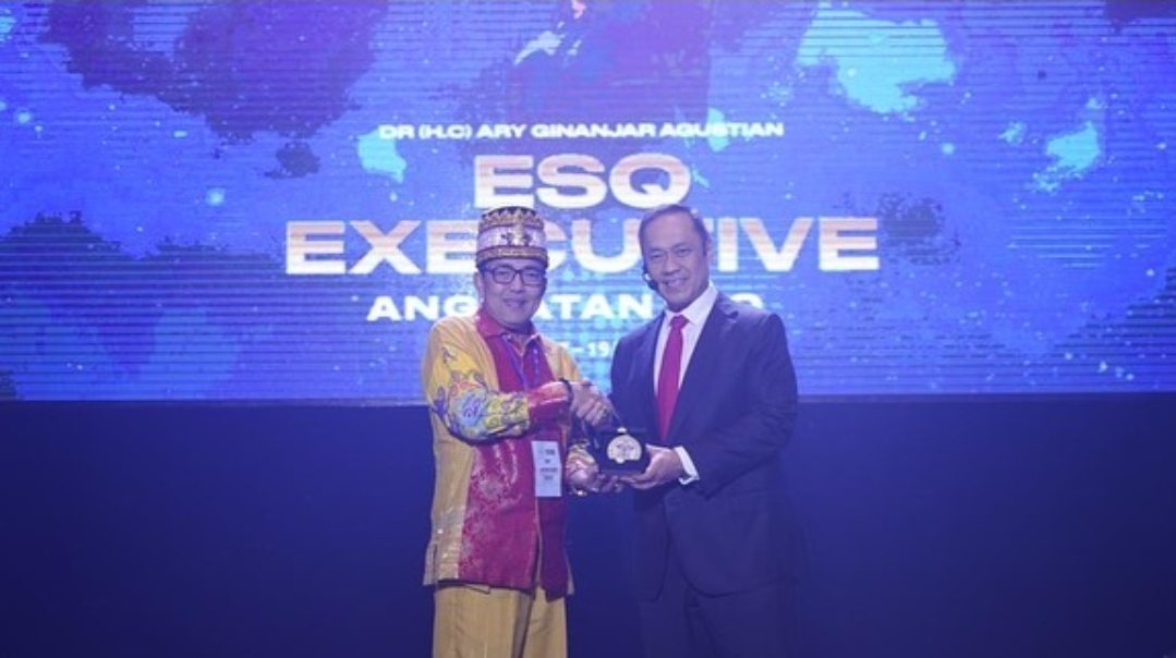 Sultan Paser Berikan Medali Kehormatan untuk Ary Ginanjar (ESQ), Disaksikan oleh 400 Orang Lebih