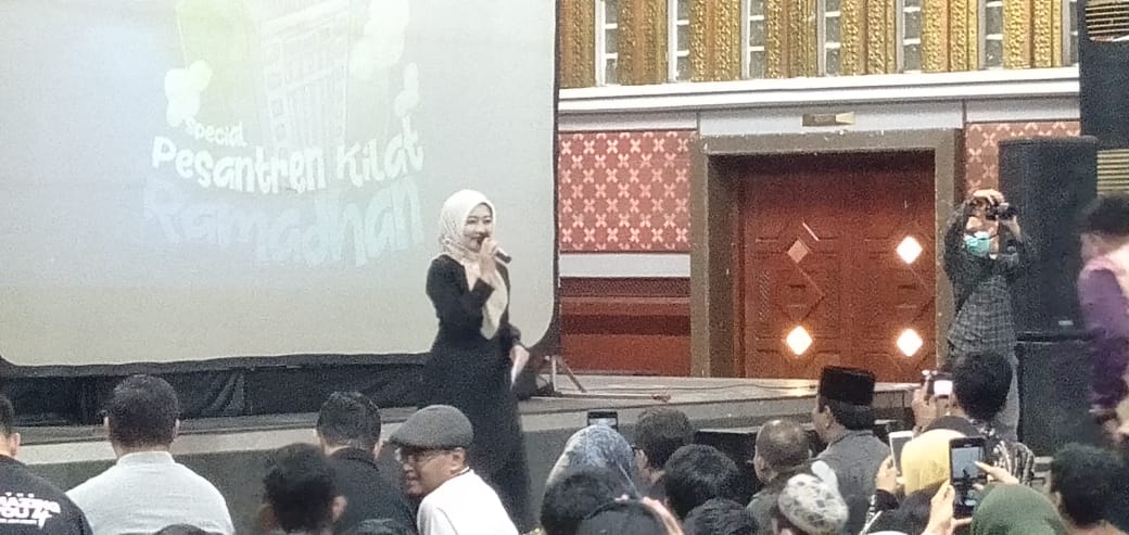 Istri Gubernur Jabar Sampaikan Pesan Penting Kepada Ribuan Anak & Remaja Bandung yang Ikut Sanlat dari Baznas Jabar-ESQ