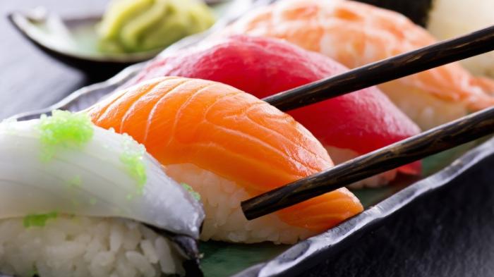 Makan Sushi Mentah, Seorang Pria Tua Harus Kehilangan Tangannya