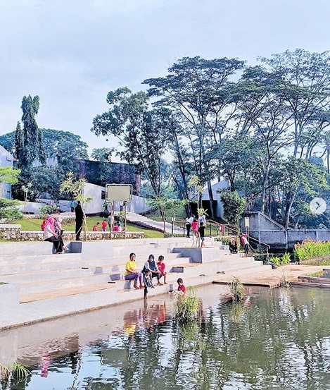 Taman Apung Ciracas Jadi Tempat Refreshing Warga Jakarta