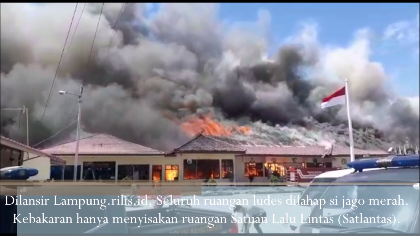 Video Kantor Polisi Lampung Terbakar