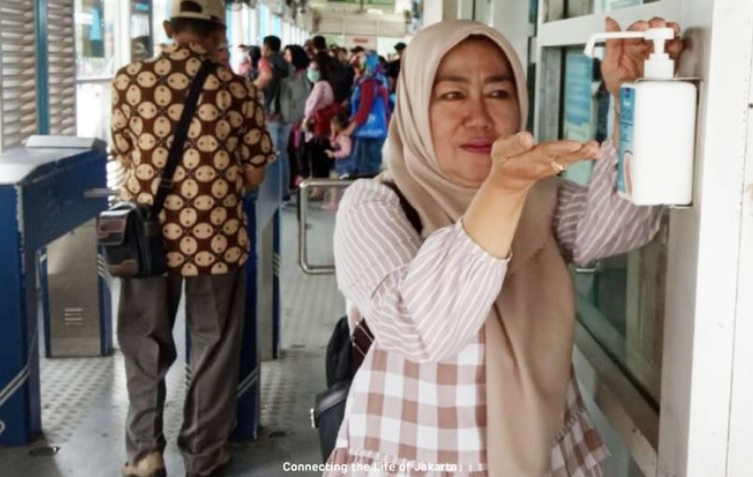 Transjakarta Bersihkan Interior Bus dan Siapkan Hand Sanitizer di 80 Halte