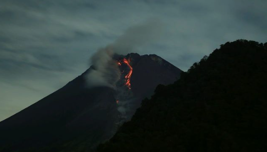 Gunung Merapi di Yogyakarta Keluarkan Awan Panas