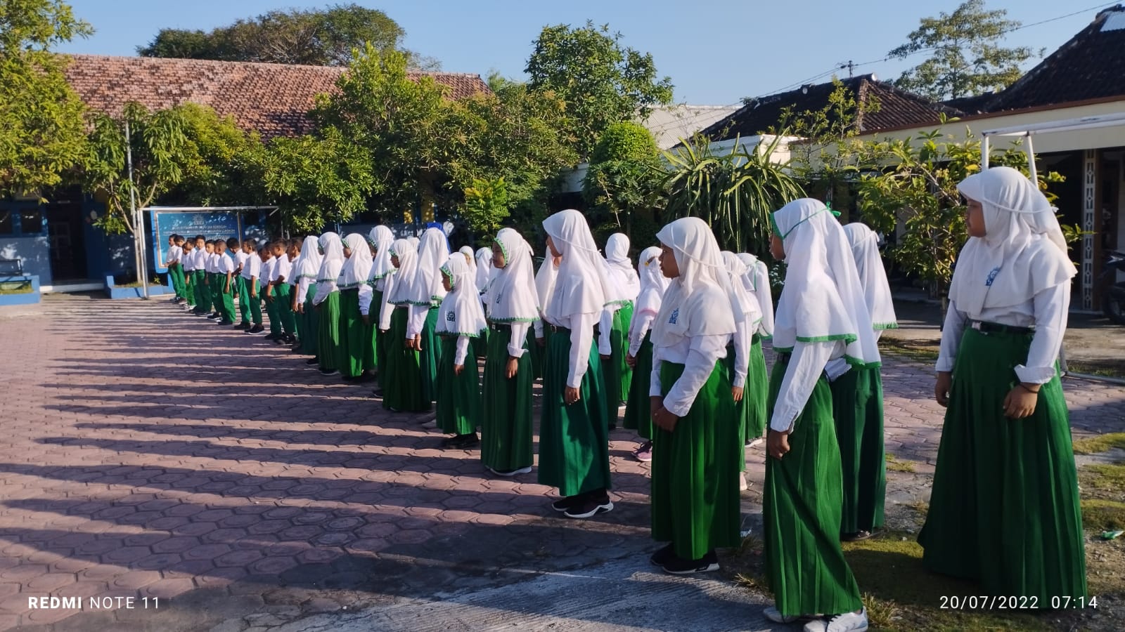 Melatih Kedisiplinan dan Keteladanan Siswa di MI Muhammadiyah Kendalkemlagi Melalui Upacara Apel Pagi Hari Senin