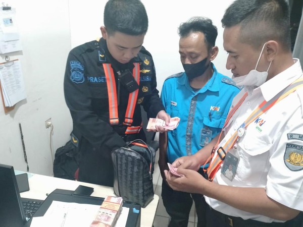 Petugas Kebersihan Stasiun Yogyakarta Kembalikan Temuan Uang Rp 44 Juta, Ary Ginanjar Merasa Takjub!