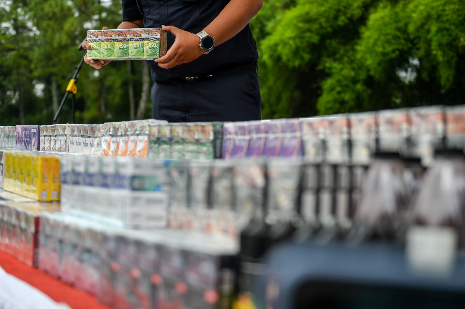 Menkeu Purbaya Siapkan Tarif Cukai Khusus untuk Rokok Ilegal Domestik