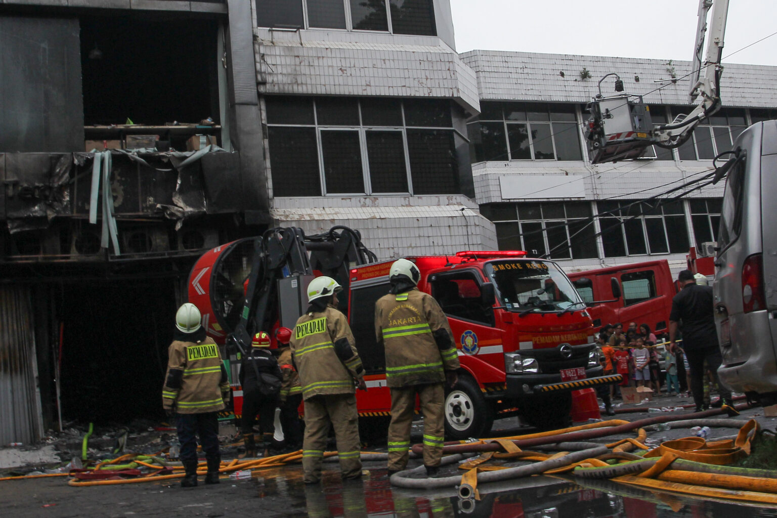 Pramono Hibahkan 14 Unit Mobil Pemadam untuk Beberapa Daerah