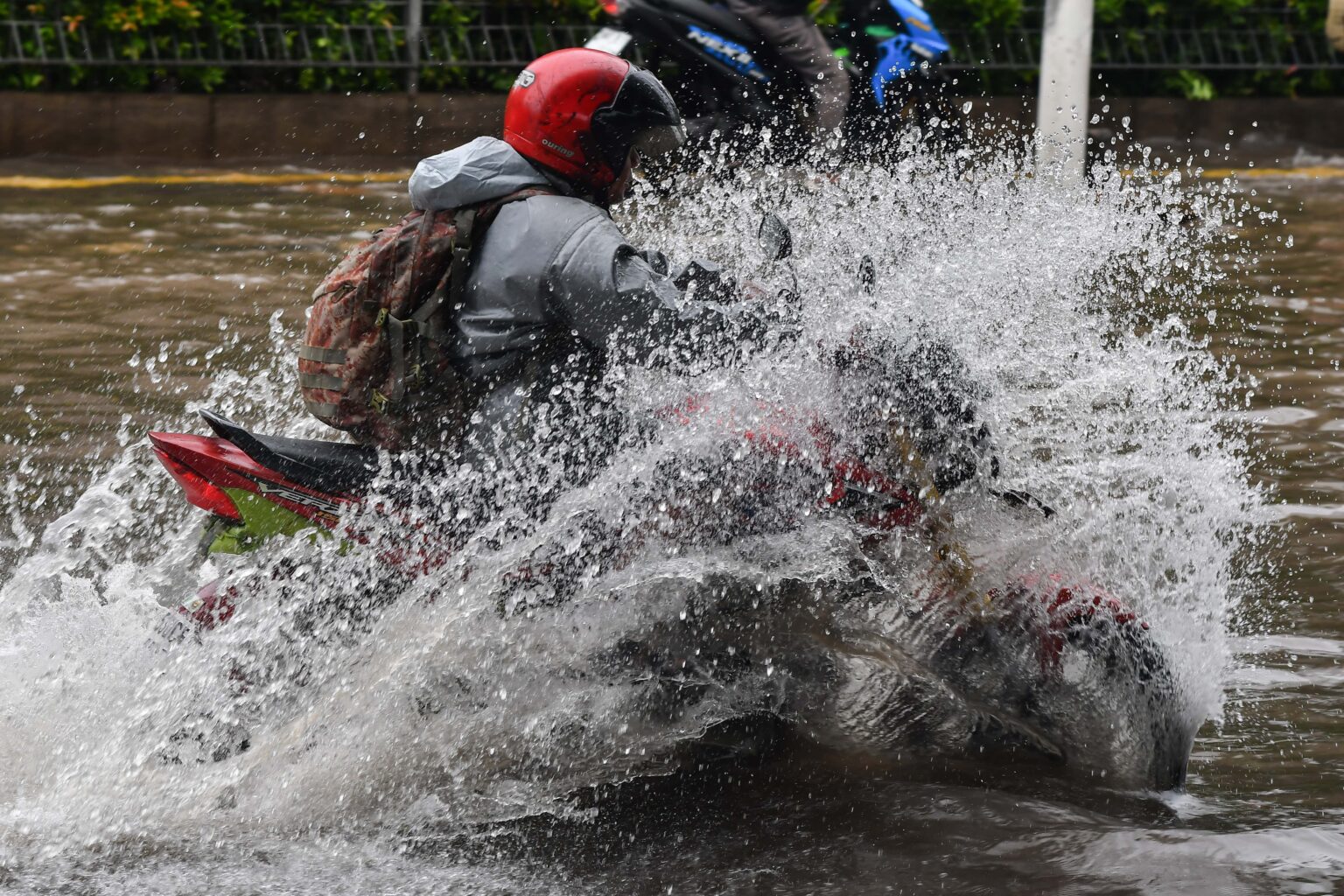 BANJIR DI JAKARTA MELUAS KINI GENANGI 12 RT DAN 17 JALAN